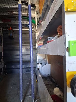 une photo d'une pièce avec plein d'étagères et de tuyaux