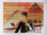 tableau représentant un homme debout devant une pyramide, avec des chameaux en arrière-plan