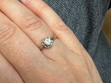 une main de femme portant une bague en diamant
