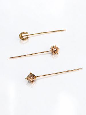 trois paires de boucles d'oreilles en or et diamants sur un fond blanc