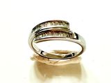 une bague en argent sertie d'un diamant