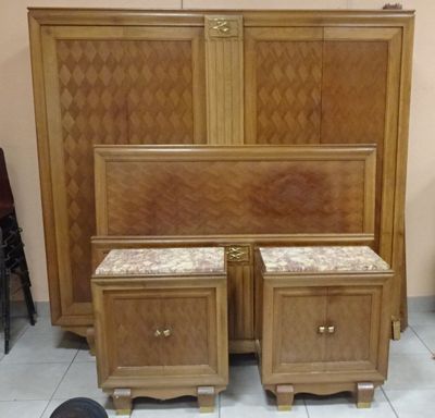 Mobilier de chambre à coucher en noyer marqueté de losanges …