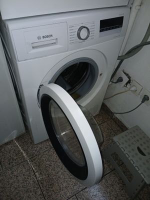 un lave-linge et un sèche-linge dans une petite pièce