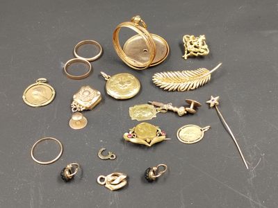 de nombreux types de bijoux sur la table