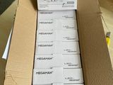 de nombreuses boîtes contenant du matériel électronique posées sur une table
