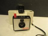 un appareil photo Polaroid posé sur une table