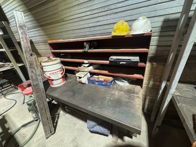 une étagère sur laquelle sont posés de nombreux outils