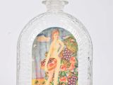 une bouteille en verre sur laquelle figure l'image d'une femme