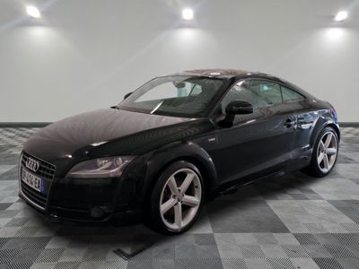 une image d'une voiture audi noire dans une salle d'exposition