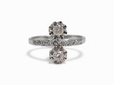 gros plan d'une bague en diamant sur fond blanc