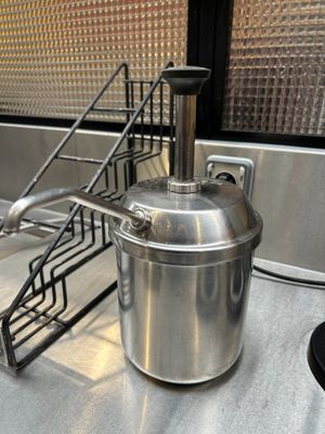 un pot en acier inoxydable posé sur un comptoir de cuisine