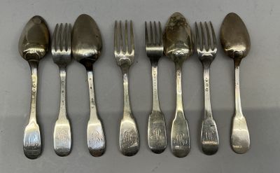 six fourchettes et cuillères sont alignées sur une table