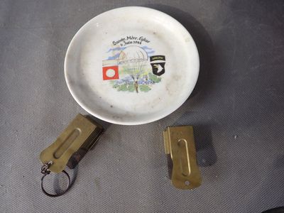 une petite assiette avec un porte-clés et une petite assiette avec une image dessus