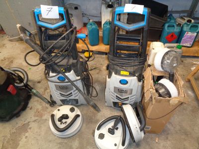 de nombreuses machines différentes qui sont posées à même le sol
