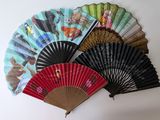 de nombreux éventails de différentes couleurs sur un mur blanc