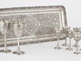 un plateau en argent avec des verres à vin en argent et un plateau sur lequel sont posés des verres à vin en argent