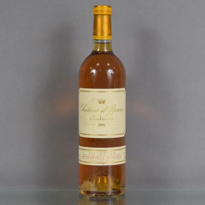 une bouteille de vin posée sur une table en verre