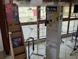une pièce où sont exposés de nombreux objets