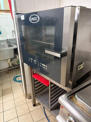 un grand four qui trône au milieu d'une cuisine