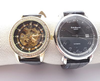 deux montres posées l'une à côté de l'autre