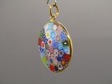 un gros plan d'un collier orné d'un motif floral