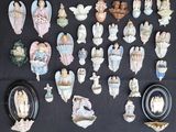 beaucoup de figurines qui se trouvent sur la table
