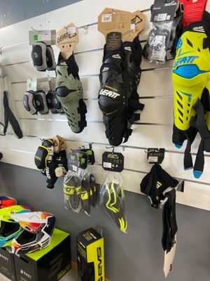 de nombreux gants suspendus à un mur dans un magasin