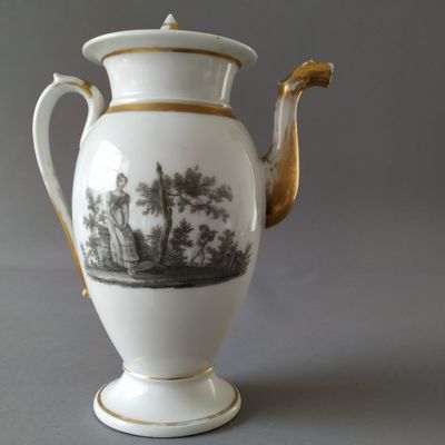 PARIS, XIXe Verseuse en porcelaine blanche A anse, couvercle… - Photo 1