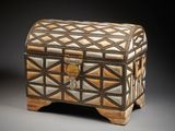 une petite boîte en bois ornée de motifs géométriques