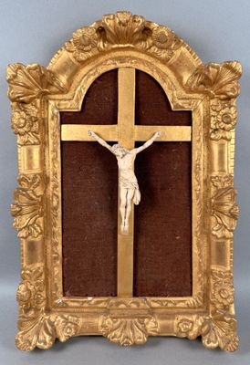 cadre doré orné d'un crucifix et d'une croix au centre