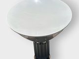 une image représentant une table blanche avec un piètement noir et un bol blanc posé dessus