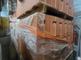 de nombreux cartons empilés les uns sur les autres dans un entrepôt