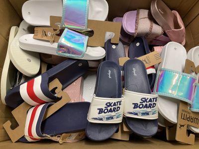 plusieurs paires de chaussures dans une boîte en carton