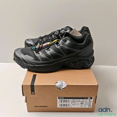 gros plan sur une paire de chaussures posée sur une boîte