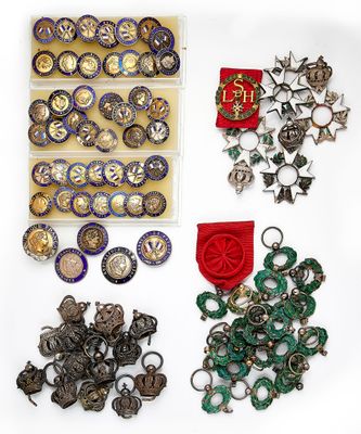 un grand nombre d'objets posés sur une table