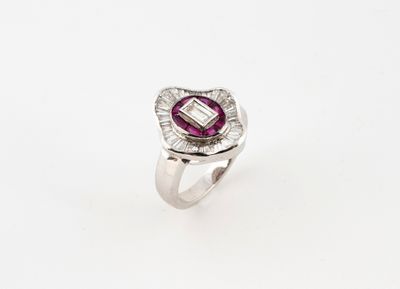 gros plan d'une bague en diamant et rubis sur fond blanc