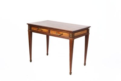 l'image d'une table en bois avec deux tiroirs