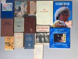 de nombreux livres posés sur une table