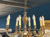 un lustre suspendu au plafond d'une pièce