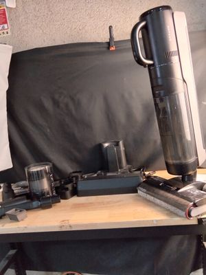 une cafetière posée sur une table où se trouvent d'autres objets