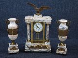 une horloge et deux vases posés sur une table