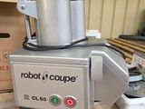 une machine posée sur une palette