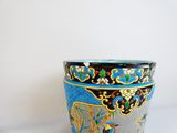 un vase bleu et noir orné d'une image représentant un bateau