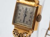 une image montrant un gros plan d'une montre-bracelet entourée d'une chaîne
