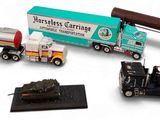 un camion miniature avec une semi-remorque et d'autres véhicules miniatures