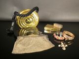 un sac à main doré et d'autres objets posés sur une table noire