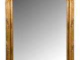 un miroir à cadre doré orné d’un motif décoratif