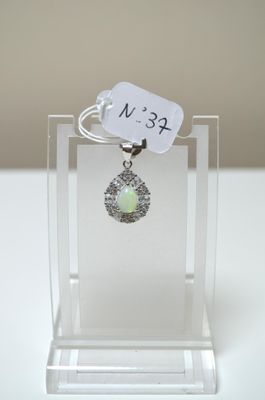 Un pendentif en argent serti d'une opale cabochon forme poir…
