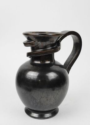 une image représentant un vase noir muni d'une anse incurvée sur fond blanc