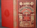 un vieux livre à la couverture rouge posé sur une table